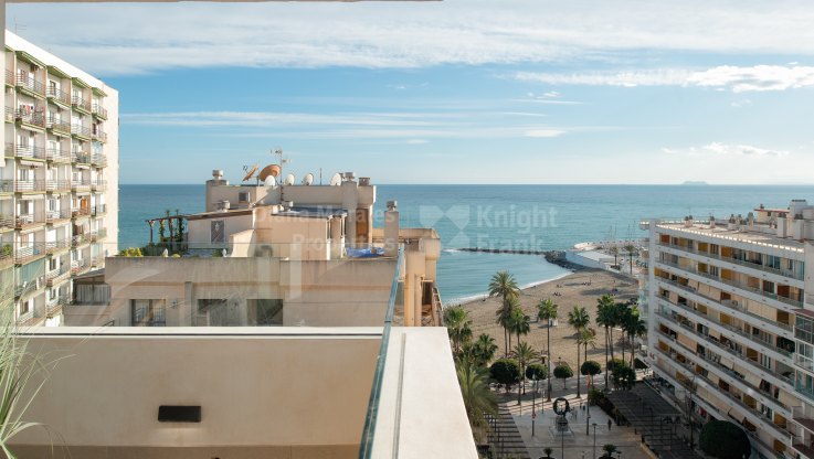 Красивая квартира с видом на море и пристань для яхт - Пентхаус на продажу в Marbella Centro, Марбелья