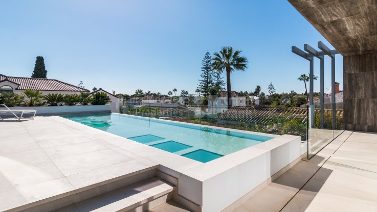 Familienvilla in Casablanca, nur einen Steinwurf vom Strand entfernt - Villa zum Verkauf in Casablanca, Marbella Goldene Meile