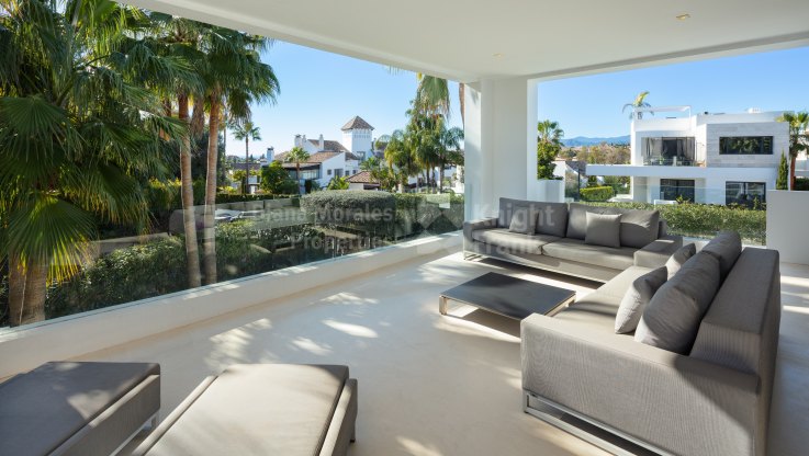 Villa contemporánea en una ubicación ideal - Villa en venta en Altos de Puente Romano, Marbella Milla de Oro