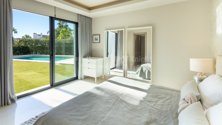 Villa contemporánea en una ubicación ideal - Villa en venta en Altos de Puente Romano, Marbella Milla de Oro