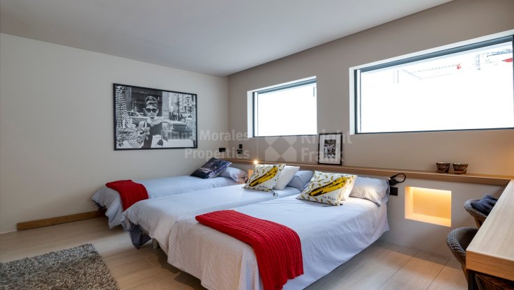 Villa de 6 dormitorios en primera linea de golf - Villa en venta en Los Naranjos Golf, Nueva Andalucia