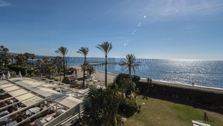 Marbella - Puerto Banus, Geräumige Wohnung in erster Strandlinie
