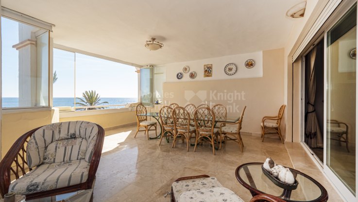 Spacious flat in front line beach complex - Apartment for sale in Marbella - Puerto Banus