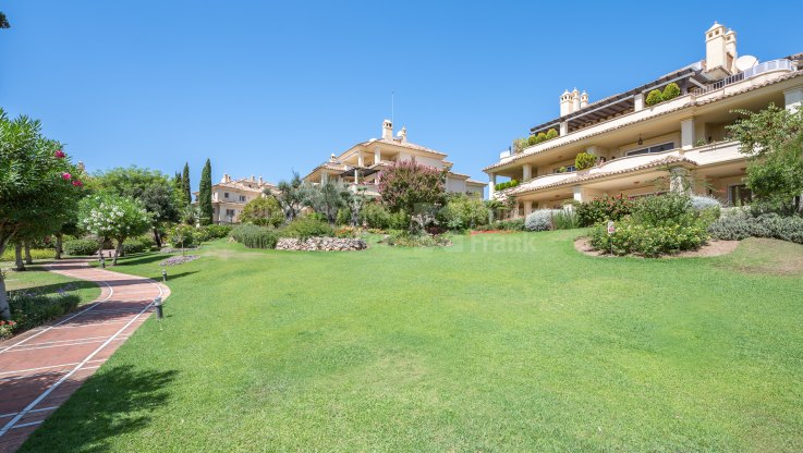 Appartement dans une urbanisation de la vallée du golf - Appartement à vendre à Las Alamandas, Nueva Andalucia