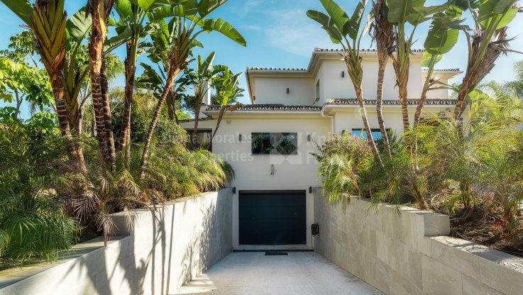Villa d'inspiration balinaise à proximité de terrains de golf - Villa à vendre à Las Brisas, Nueva Andalucia