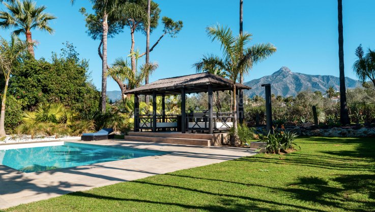 Balinese-inspired villa near golf courses - Villa for sale in Las Brisas, Nueva Andalucia