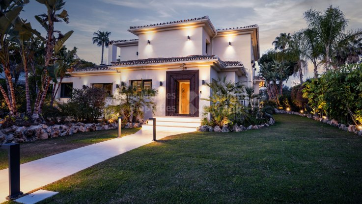 Villa de inspiración balinesa cerca de campos de golf - Villa en venta en Las Brisas, Nueva Andalucia