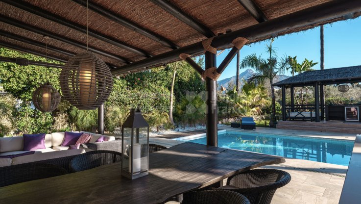 Villa de inspiración balinesa cerca de campos de golf - Villa en venta en Las Brisas, Nueva Andalucia