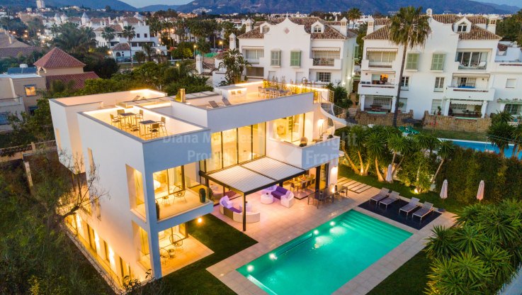 Modernes Familienhaus - Villa zum Verkauf in Marbella - Puerto Banus