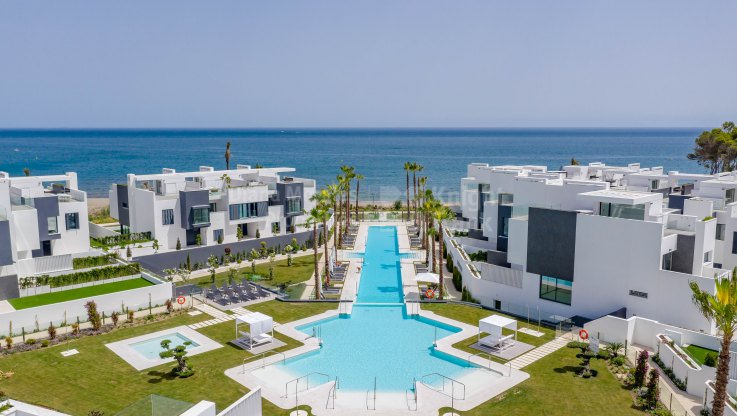 Estepona Playa, Moderne Doppelhaushälfte direkt am Meer