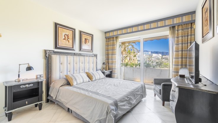 Ubicación privilegiada en primera línea de playa - Apartamento en venta en Los Granados, Marbella - Puerto Banus