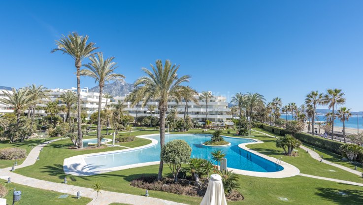 Privileged beachfront location - Apartment for sale in Los Granados, Marbella - Puerto Banus