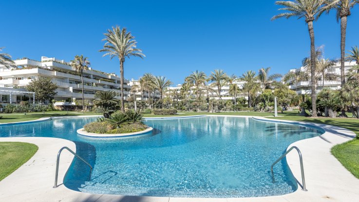 Ubicación privilegiada en primera línea de playa - Apartamento en venta en Los Granados, Marbella - Puerto Banus