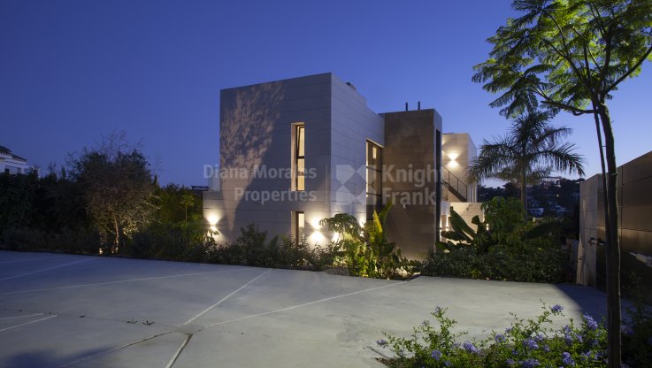 Villa contemporánea en urbanización vallada - Villa en venta en Parcelas del Golf, Nueva Andalucia