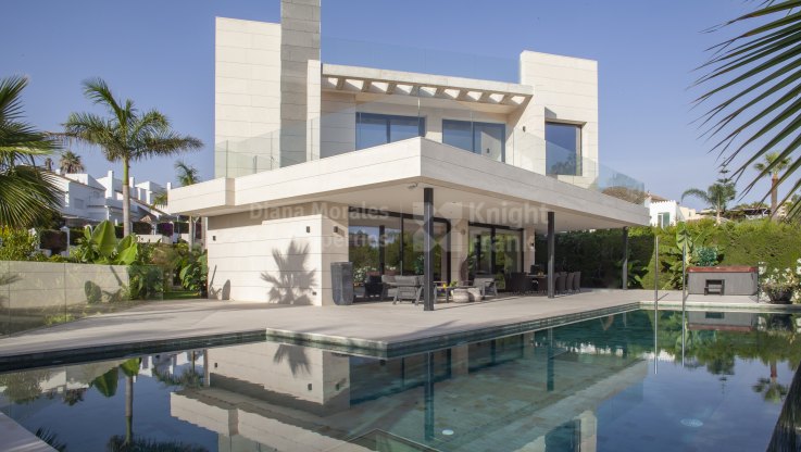 Villa contemporaine dans une communauté fermée - Villa à vendre à Parcelas del Golf, Nueva Andalucia