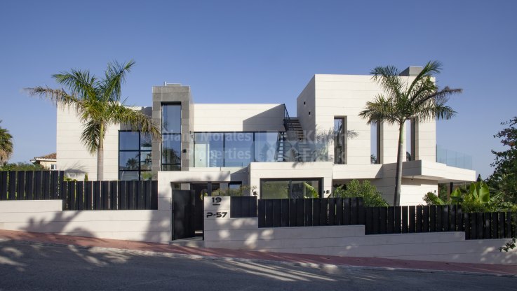 Zeitgenössische Villa in gated community - Villa zum Verkauf in Parcelas del Golf, Nueva Andalucia