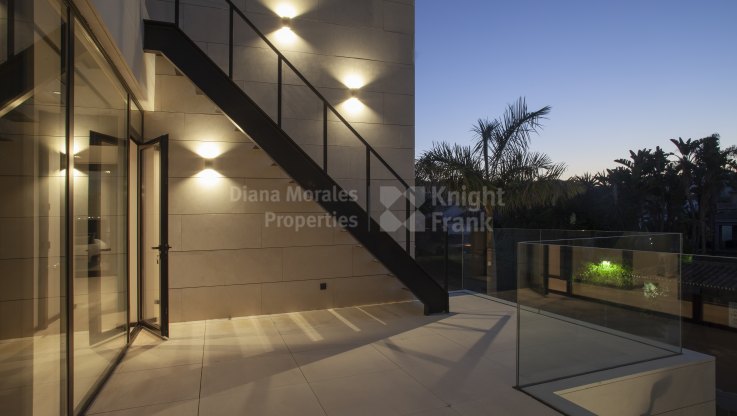 Contemporary villa in gated community - Villa for sale in Parcelas del Golf, Nueva Andalucia