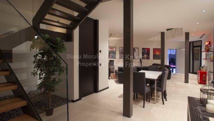 Villa contemporánea en urbanización vallada - Villa en venta en Parcelas del Golf, Nueva Andalucia