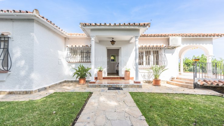 Villa mit Entwicklungsmöglichkeiten - Villa zum Verkauf in Lindasol, Marbella Ost