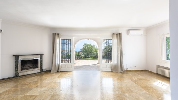 Villa mit Entwicklungsmöglichkeiten - Villa zum Verkauf in Lindasol, Marbella Ost