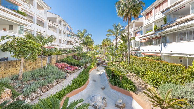 Precioso apartamento en planta baja complejo en Primera linea de Playa Milla de oro - Apartamento Planta Baja en venta en Las Cañas Beach, Marbella Milla de Oro