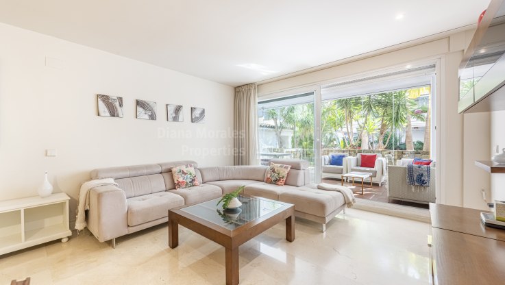 Precioso apartamento en planta baja complejo en Primera linea de Playa Milla de oro - Apartamento Planta Baja en venta en Las Cañas Beach, Marbella Milla de Oro