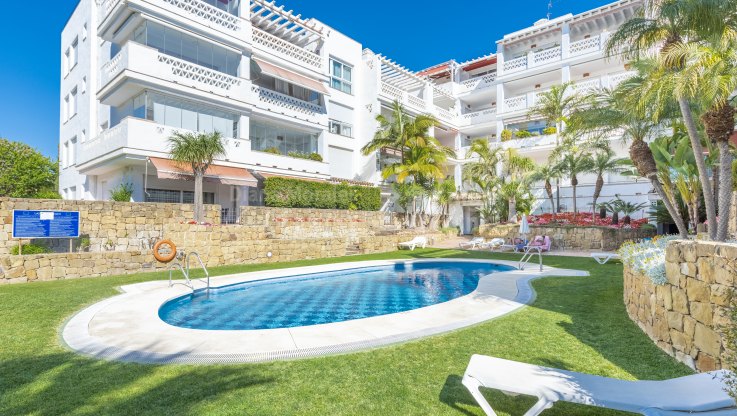 Las Cañas Beach, Beautiful ground floor flat in front line beach complex on the Golden Mile