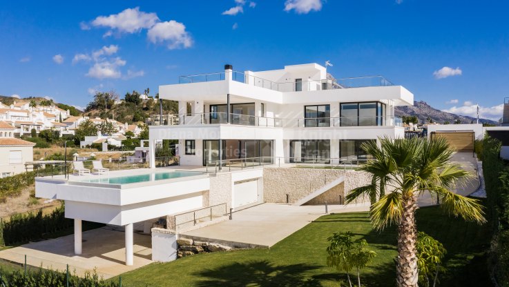 Villa contemporánea rodeada de campos de golf - Villa en venta en Haza del Conde, Nueva Andalucia