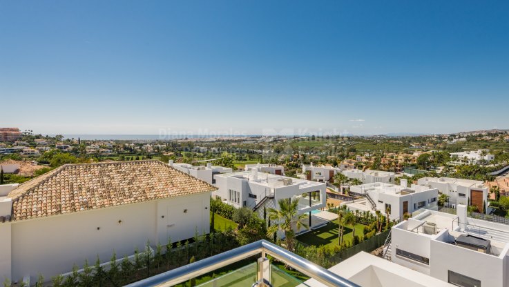 Contemporary villa surrounded by golf courses - Villa for sale in Haza del Conde, Nueva Andalucia