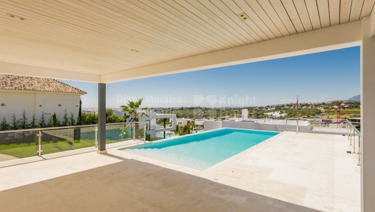 Contemporary villa surrounded by golf courses - Villa for sale in Haza del Conde, Nueva Andalucia