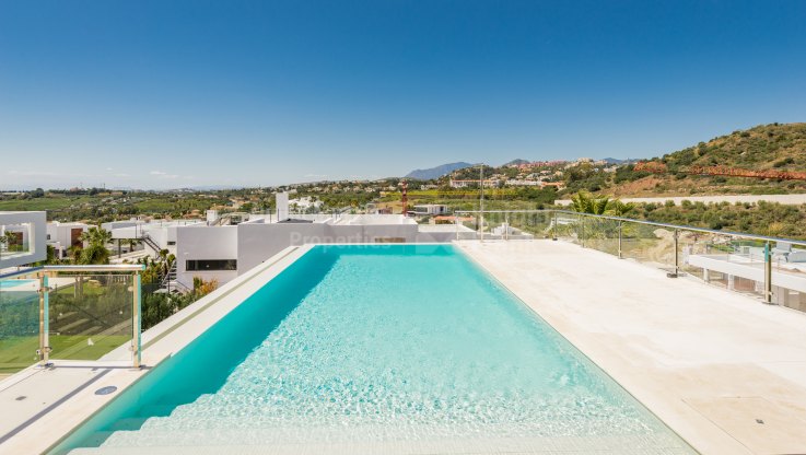 Moderne Villa umgeben von Golfplätzen - Villa zum Verkauf in Haza del Conde, Nueva Andalucia