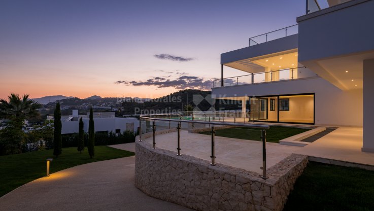 Villa contemporánea rodeada de campos de golf - Villa en venta en Haza del Conde, Nueva Andalucia