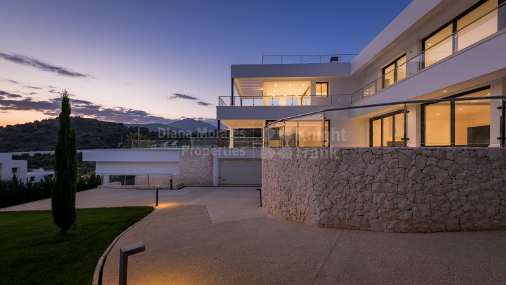 Villa contemporaine entourée de terrains de golf - Villa à vendre à Haza del Conde, Nueva Andalucia