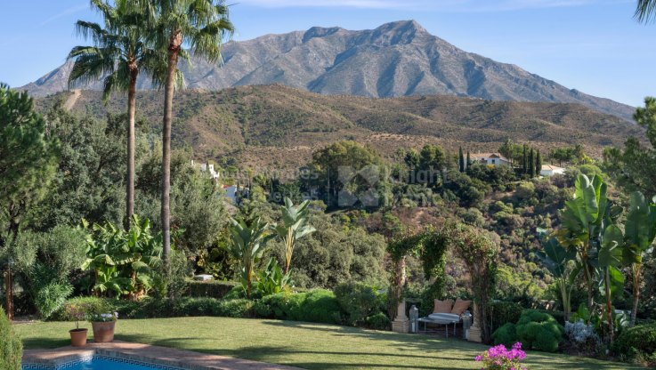 Preciosa casa de estilo tradicional en El Madroñal - Villa en venta en El Madroñal, Benahavis