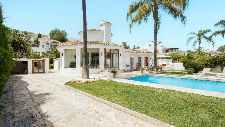 Villa in Gehweite zu allen Arten von Dienstleistungen - Villa zum Verkauf in Nueva Andalucia