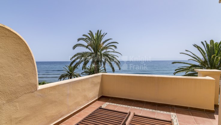 Stadthaus in einem bewachten Komplex in erster Linie des Strandes - Reihenhaus zum Verkauf in Estepona Playa, Estepona