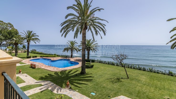 Estepona Playa, Townhouse in gated complex in first line of the beach