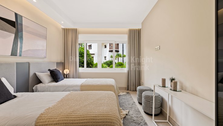 Apartamento de cuatro dormitorios en complejo en primera línea de playa - Apartamento Planta Baja en venta en Bahía del Velerín, Estepona