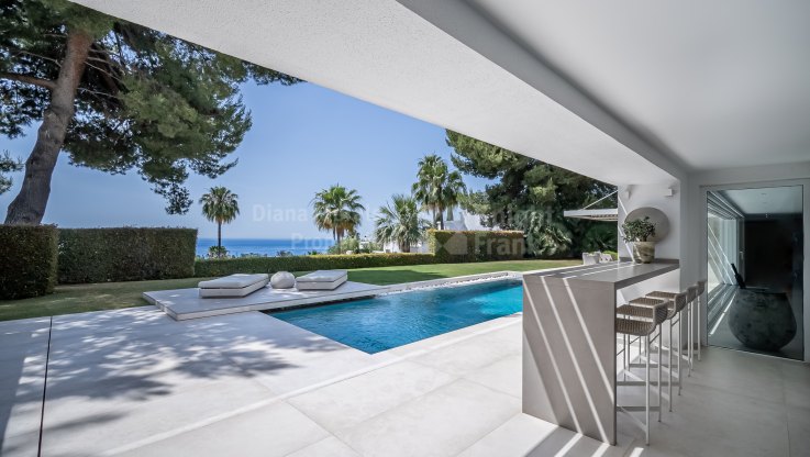 Villa con mucho estilo en urbanización cerrada - Villa en venta en Altos Reales, Marbella Milla de Oro
