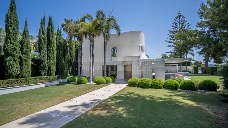 Stylish villa in gated community - Villa for sale in Altos Reales, Marbella Golden Mile