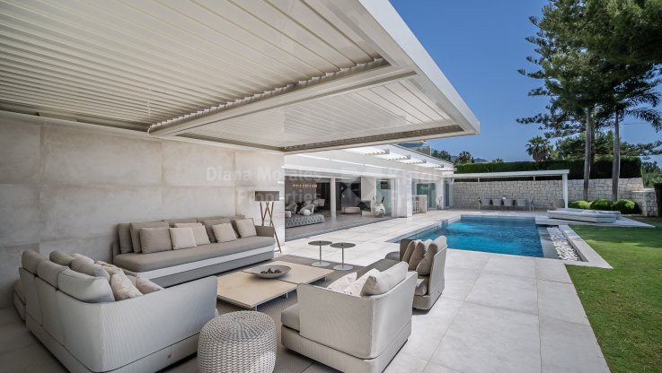 Villa con mucho estilo en urbanización cerrada - Villa en venta en Altos Reales, Marbella Milla de Oro