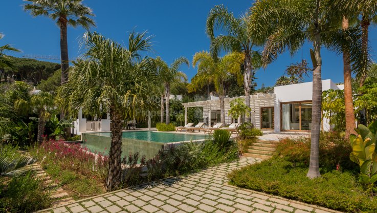 Villa de inspiración balinesa en el corazón del Valle del Golf - Villa en venta en Las Brisas, Nueva Andalucia