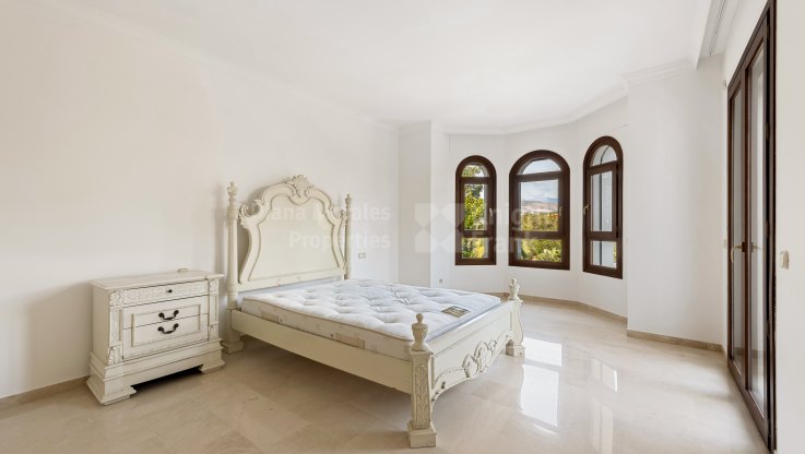 Elegante villa con gran jardín en Nueva Andalucía - Villa en venta en Atalaya de Rio Verde, Nueva Andalucia