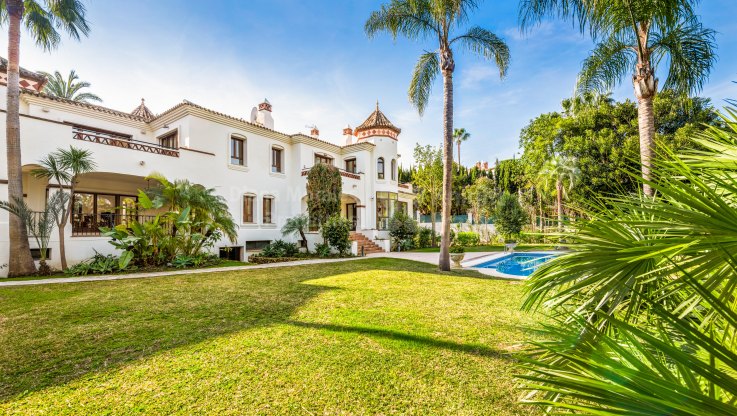 Elegant villa with large garden in Nueva Andalucía. - Villa for sale in Atalaya de Rio Verde, Nueva Andalucia
