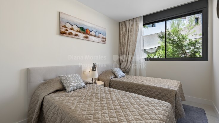 Brandneue Wohnung mit Meerblick in erster Linie Golf - Erdgeschosswohnung zum Verkauf in Cabopino, Marbella Ost