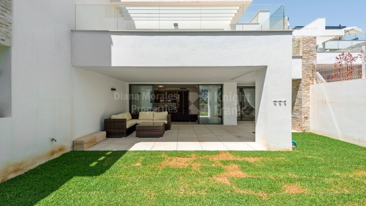 Brandneue Wohnung mit Meerblick in erster Linie Golf - Erdgeschosswohnung zum Verkauf in Cabopino, Marbella Ost
