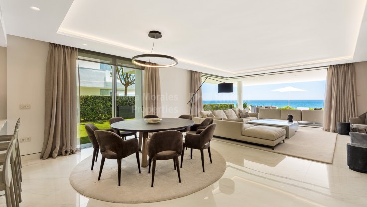 Впечатляющая квартира на первом этаже на первой линии пляжа - Апартамент на нижнем этаже на продажу в Estepona Playa, Эстепона