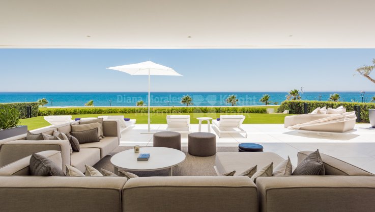 Estepona Playa, Spectacular frontline beach ground floor apartment