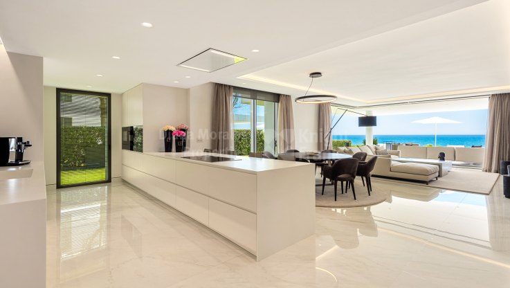 Впечатляющая квартира на первом этаже на первой линии пляжа - Апартамент на нижнем этаже на продажу в Estepona Playa, Эстепона