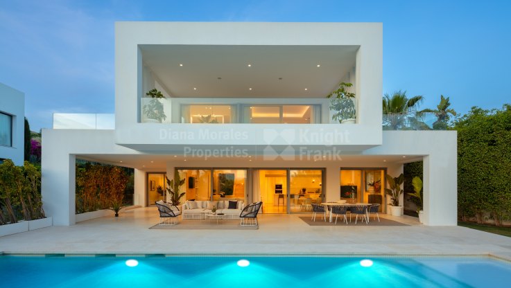 Villa moderna y acogedora en una urbanización vallada - Villa en venta en Nueva Andalucia